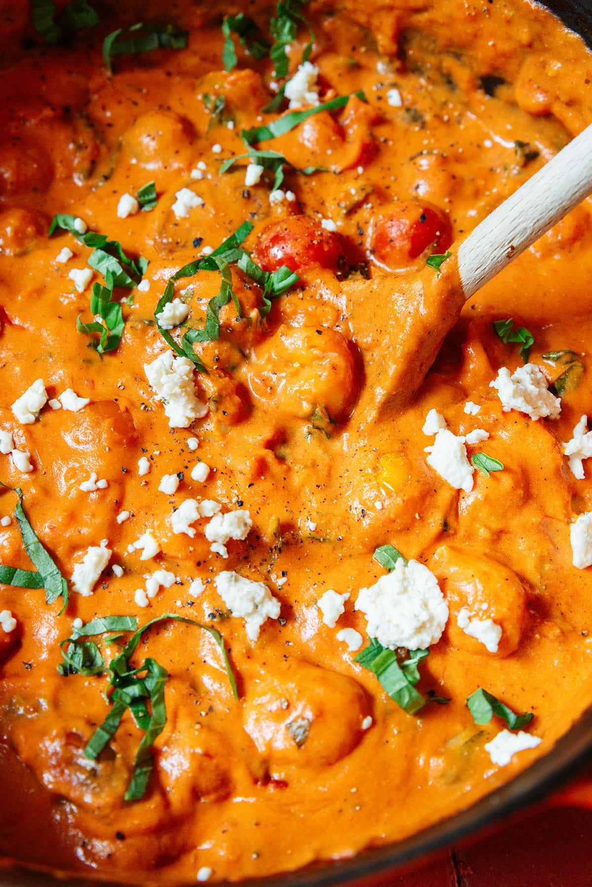 **Gebackene Boursin-Gnocchi** 8 Ofen-Gnocchi nach dem Kochen.