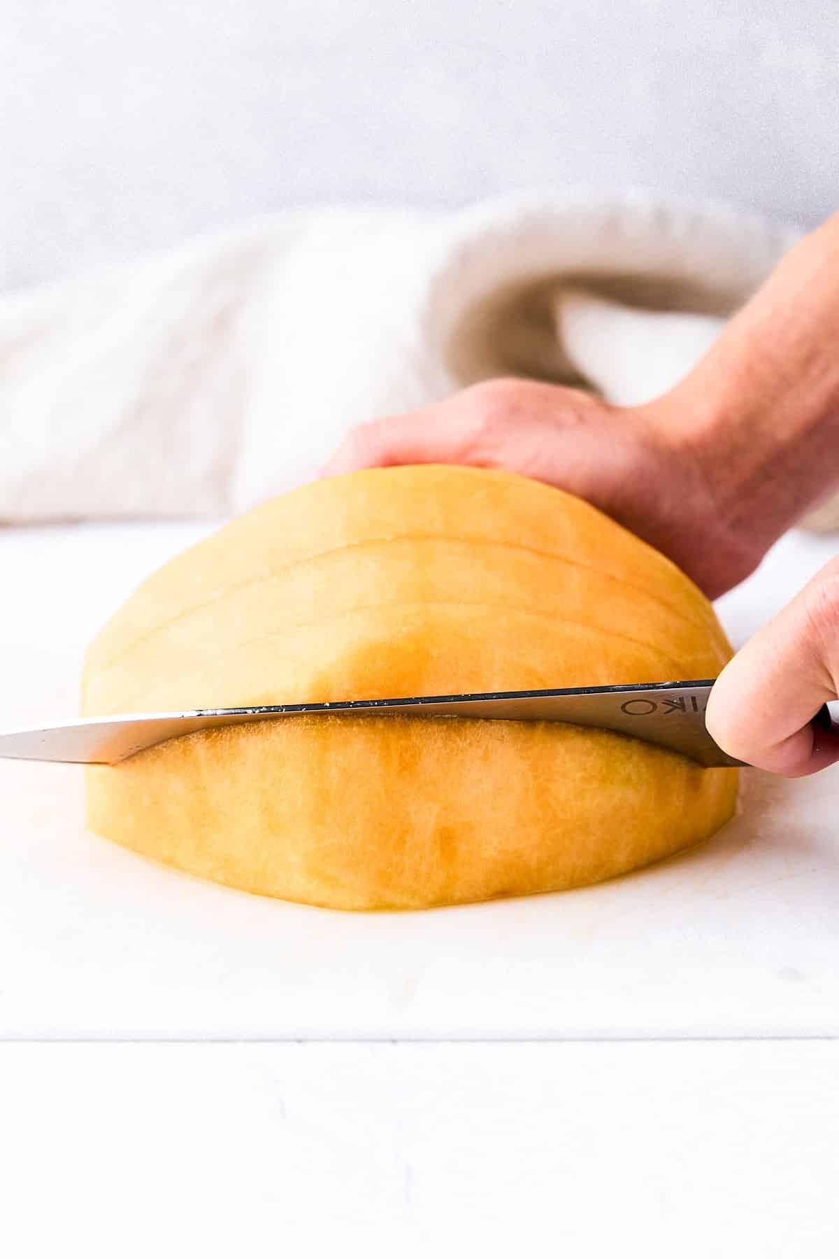 Wie man eine Cantaloupe schneidet (Ohne einen Finger zu verlieren!) 8 Eine Kantalupemelone in Spalten schneiden.