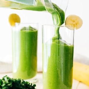 Vier-Zutaten-Ananas-Grünkohl-Smoothie 8 Grünkohl-Ananas-Smoothie in einem Glas mit Papierstrohhalm