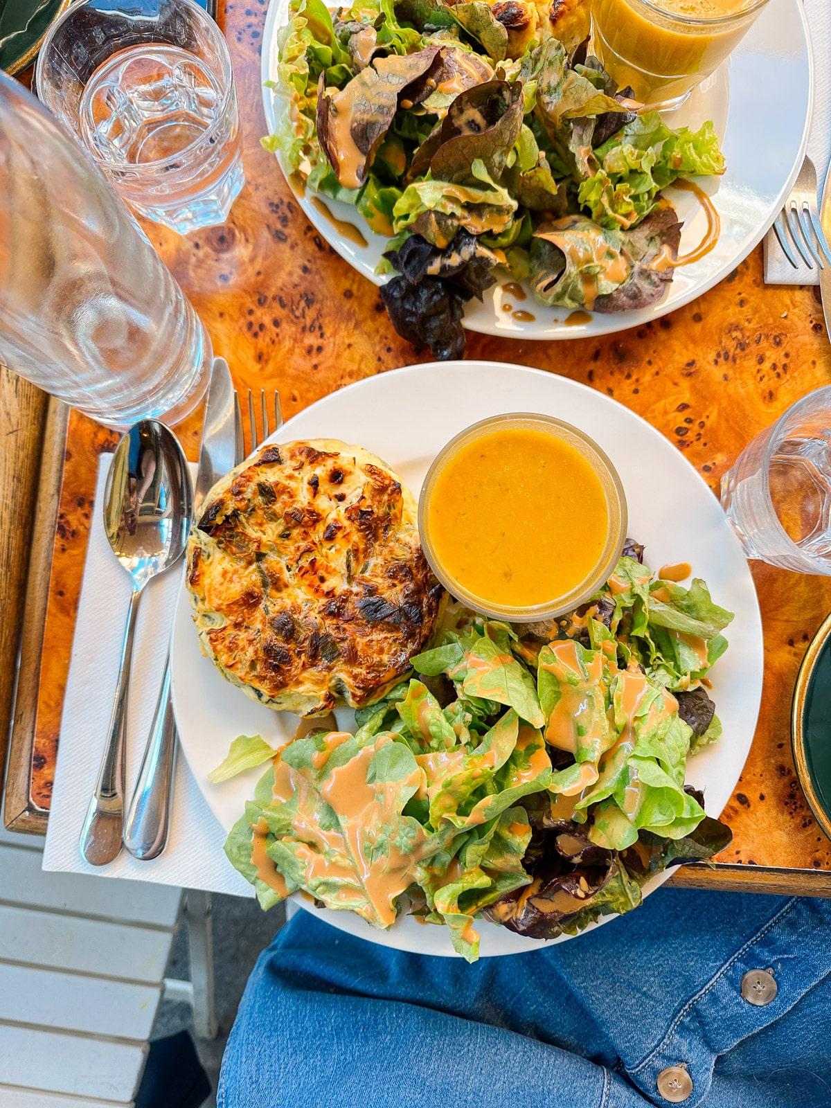 Ein Feinschmecker in Frankreich 8 Eine Scheibe Quiche Lorraine, dazu eine kleine Schale Suppe und ein frischer grüner Salat.