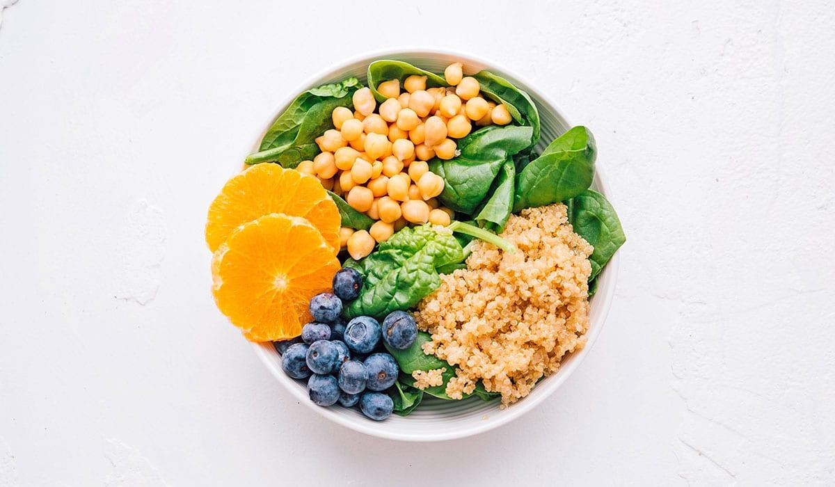 **Wie man eine Buddha Bowl zusammenstellt** 8 Buddha Bowl Rezept mit Obst und Gemüse in einer Schüssel