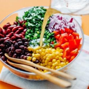 Berühmter Mexikanischer Bohnensalat 8 Dieses einfache Bohnensalat-Rezept ist in unserem Haus berühmt, und das aus gutem Grund! Schnell zubereitet, voller Geschmack und perfekt für Mitbringpartys!