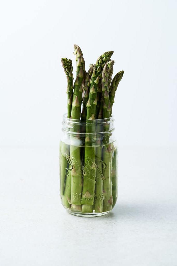 Der Spargel-Trick: So schneidest du Spargel richtig! 8 Spargel in Einmachglas mit Wasser im Kühlschrank aufbewahren
