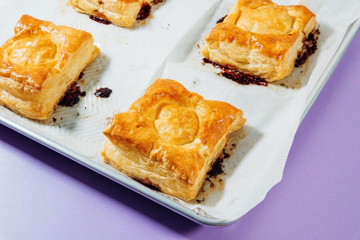 **Gestürzte Zwiebeltarte mit Brie** 8 Eine Zwiebeltarte auf einem Backblech zubereiten.