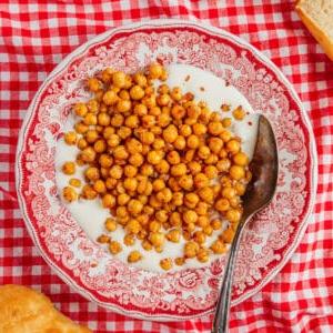 Geröstete Kichererbsen mit Chili-Honig und Aufgeschlagenem Feta 8 Hot Honey Kichererbsen mit cremigem Feta-Dip.