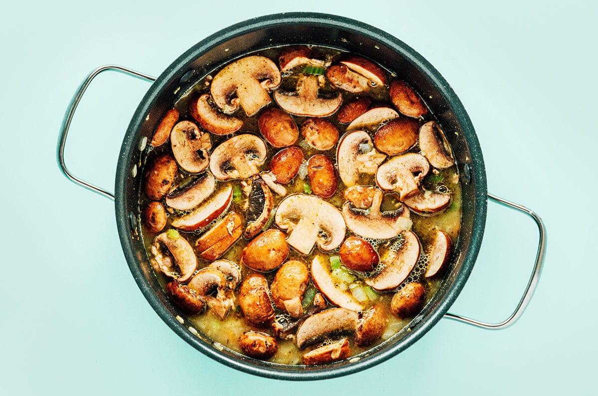 Cremige Vegane Wildreissuppe 8 Pilze in einem Topf.