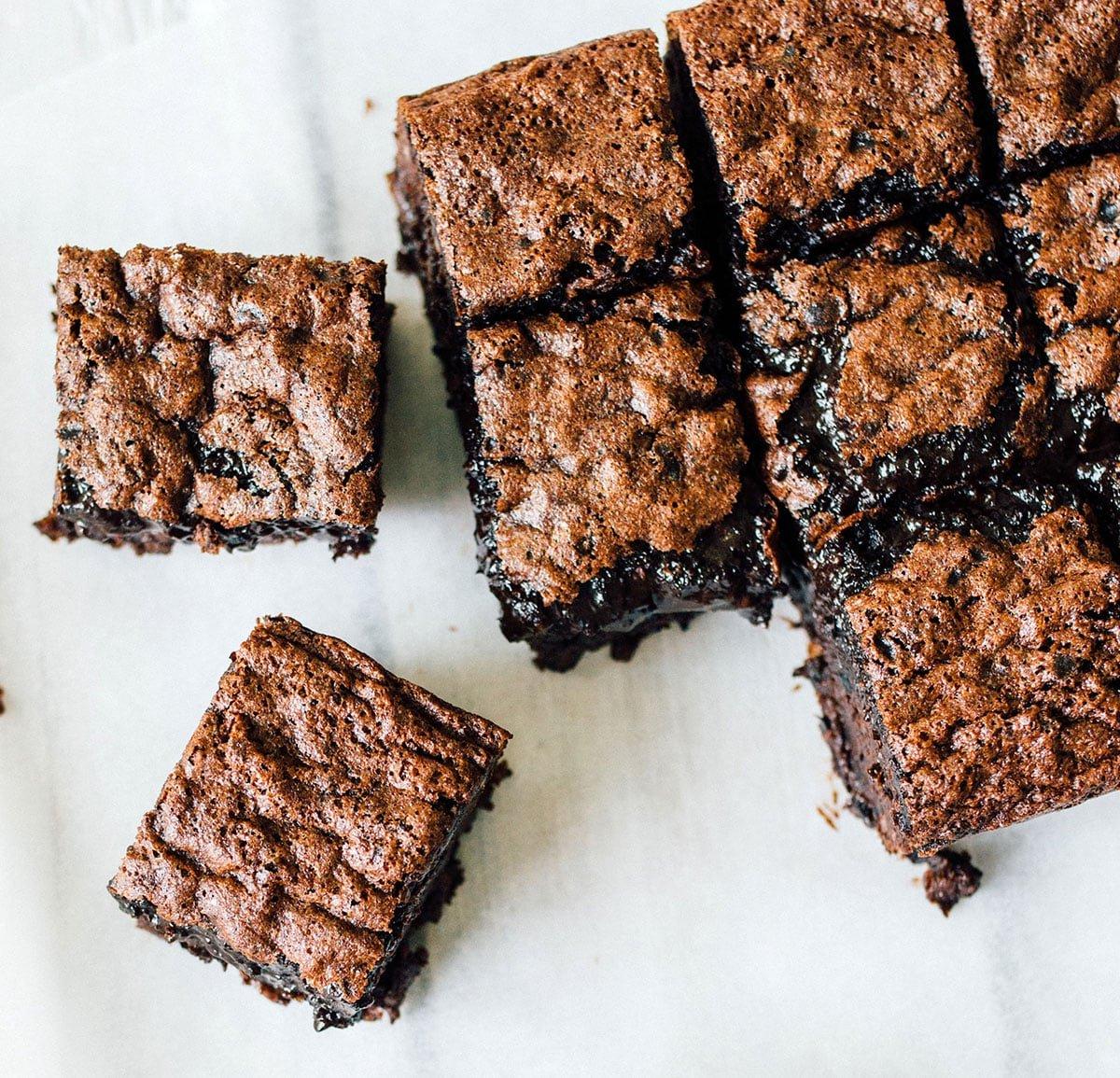 Saftige Schwarze-Bohnen-Brownies 8 Viele Brownies von oben gesehen.