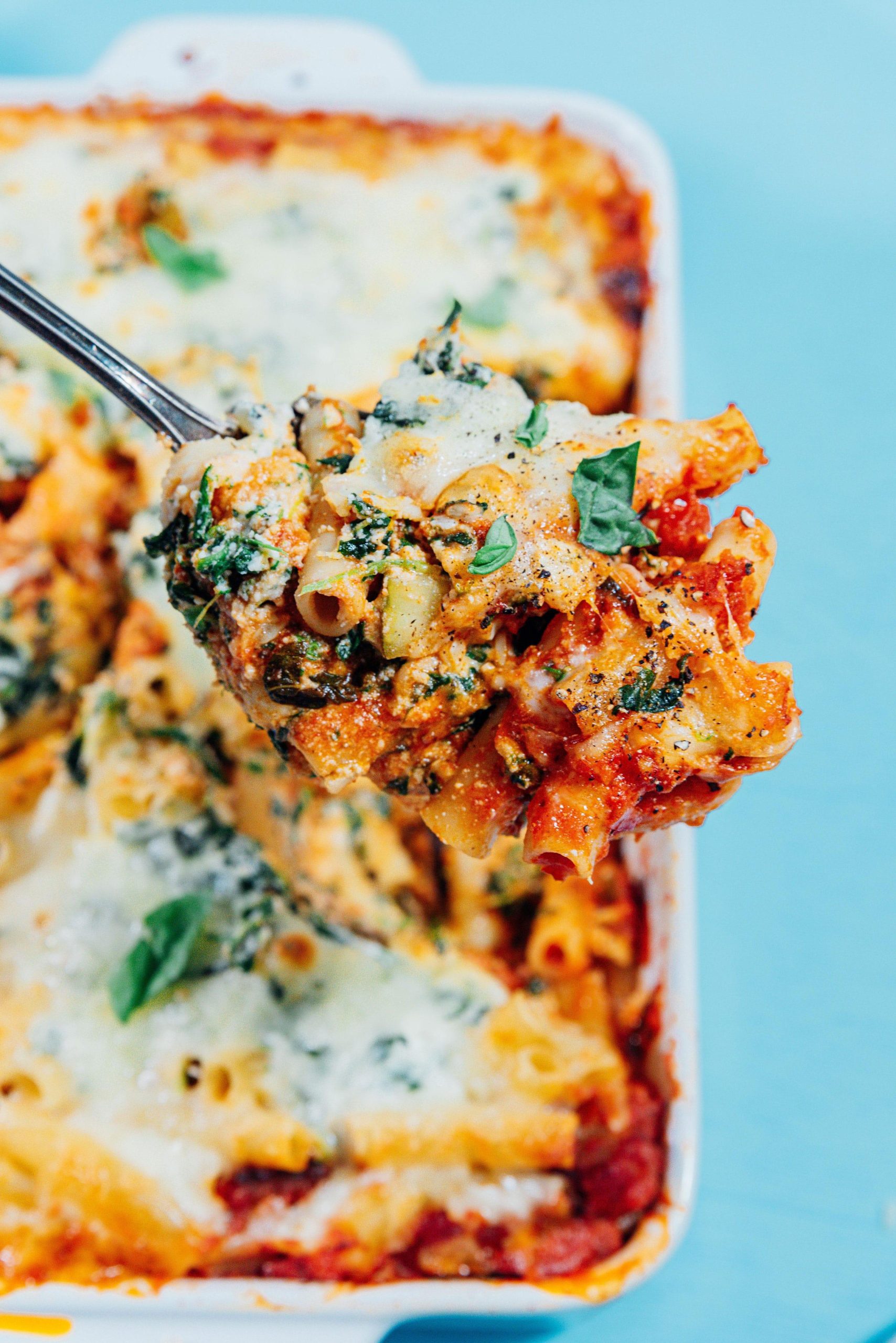 Einfaches vegetarisches Ziti-Auflauf-Rezept (Gemüsereich!) 8 Gebackenes Ziti auf einem Servierlöffel.