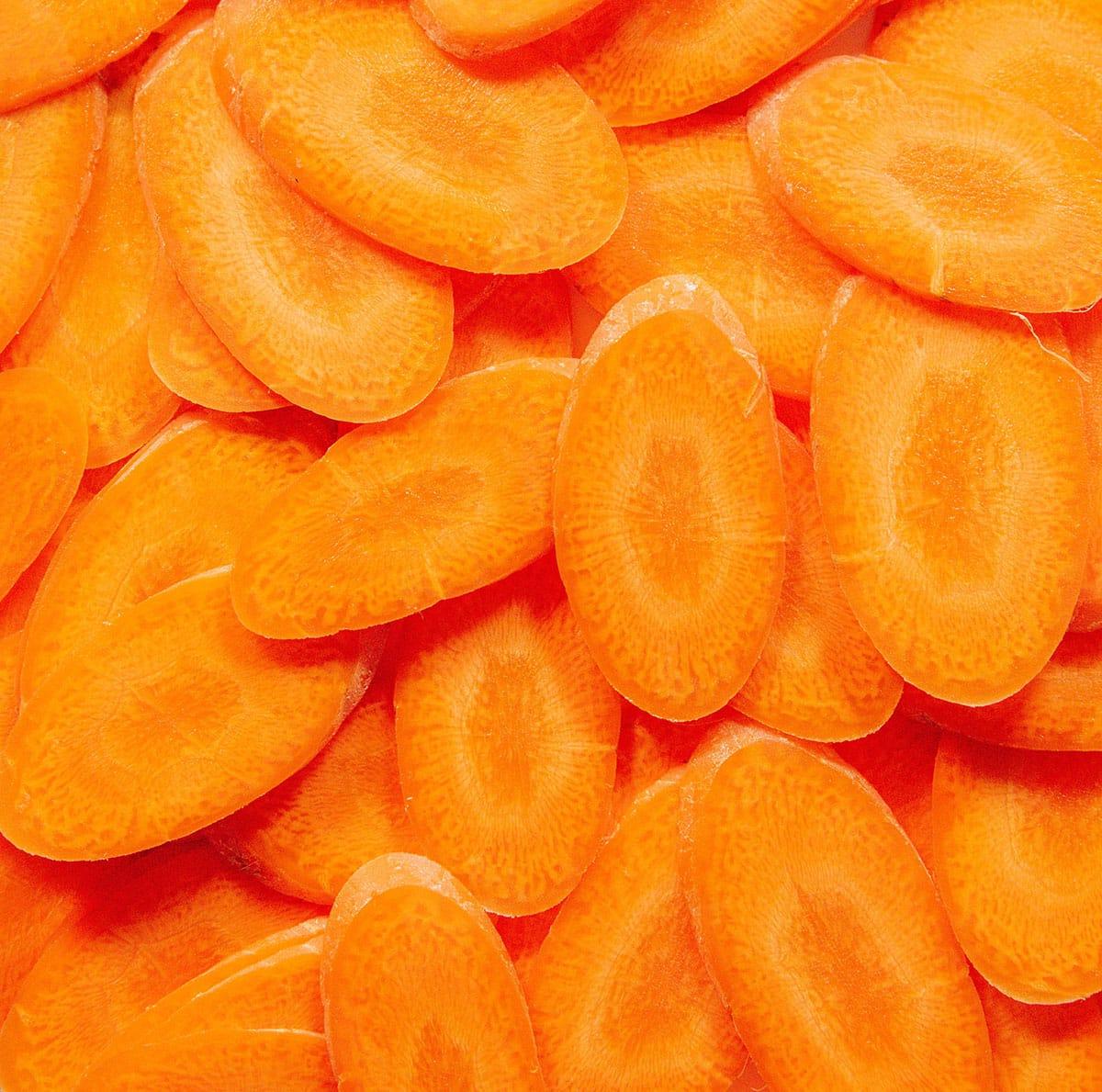 Ofengebackene Karotten-Chips 8 Nahaufnahme von geschnittenen Karotten.