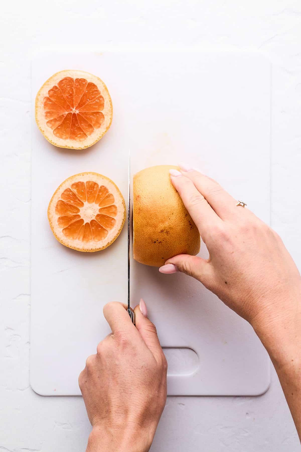 Wie man eine Grapefruit schneidet 8 Grapefruit-Enden abschneiden.