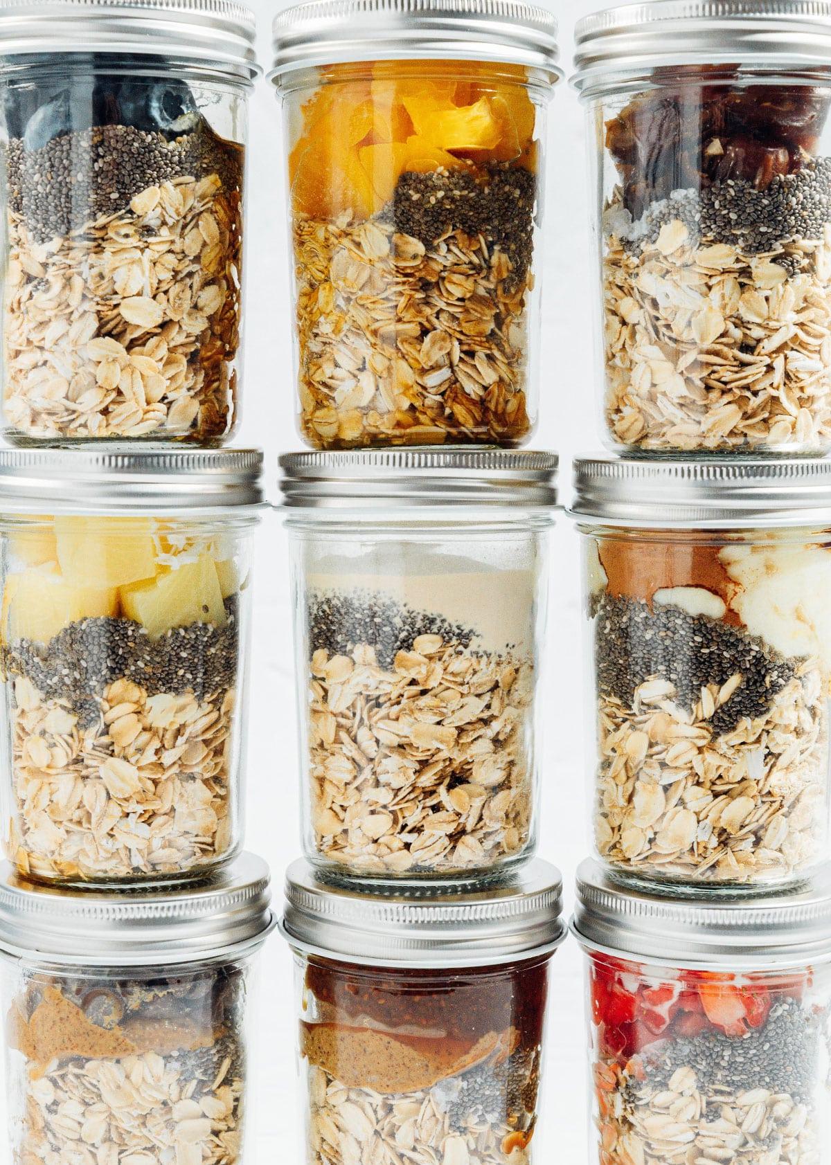 Cremige Erdbeer Overnight Oats (5 Minuten) 8 Mehrere Gläser gefüllt mit verschiedenen Overnight Oats.