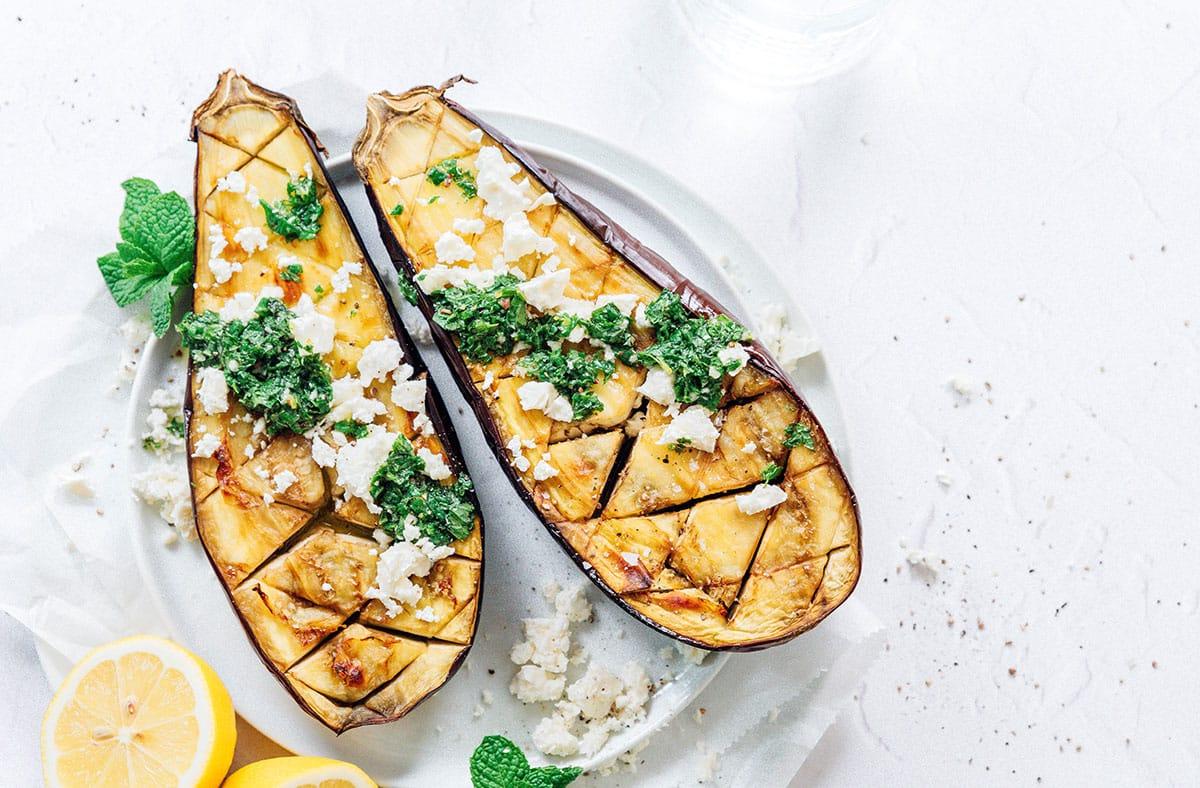Geröstete Aubergine mit Feta-Minz-Soße 8 Geröstete Aubergine aufgeschnitten mit Feta und Minze.