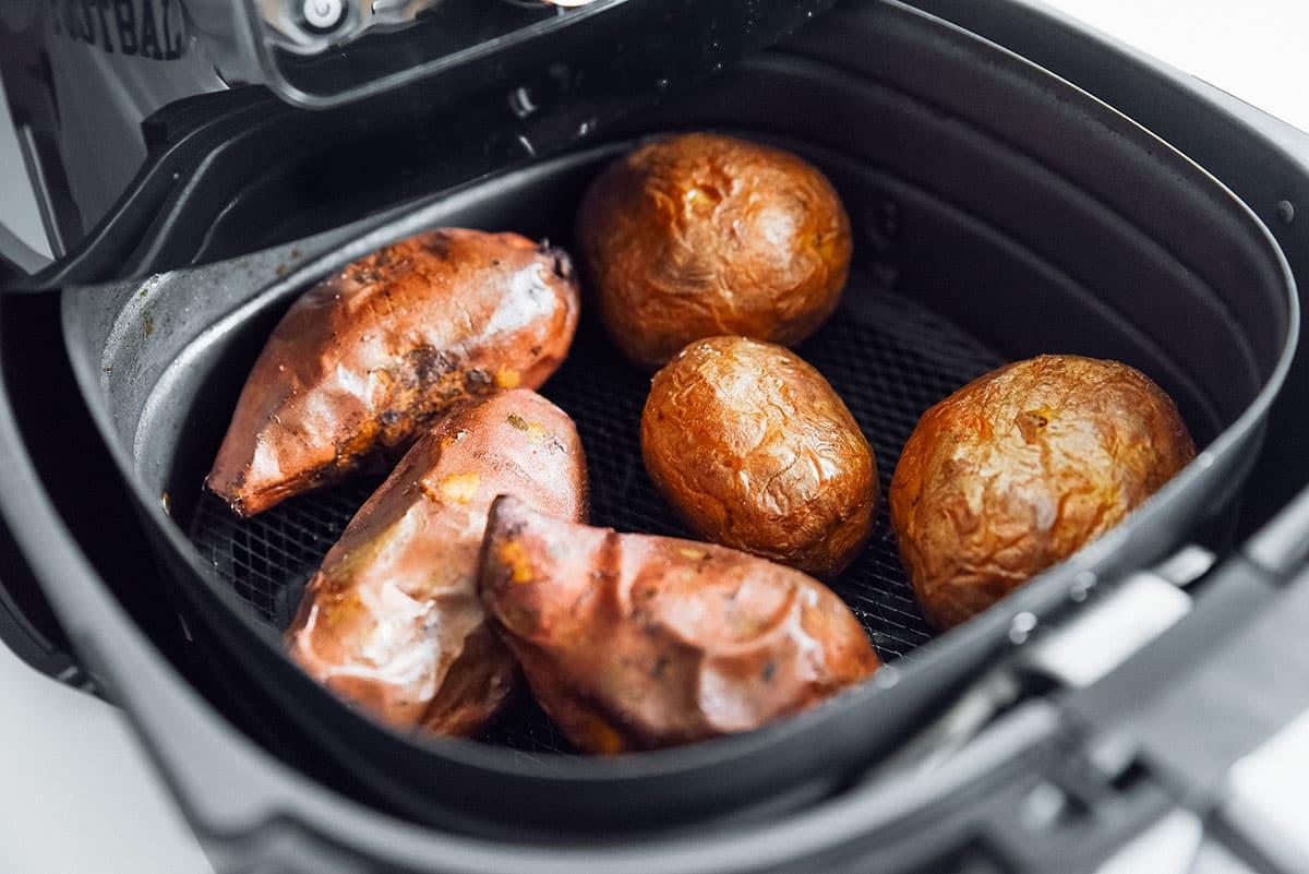 Heißluftfritteusen-Kartoffeln: Der ultimative Leitfaden 8 Gebackene Kartoffeln in einer Heißluftfritteuse.