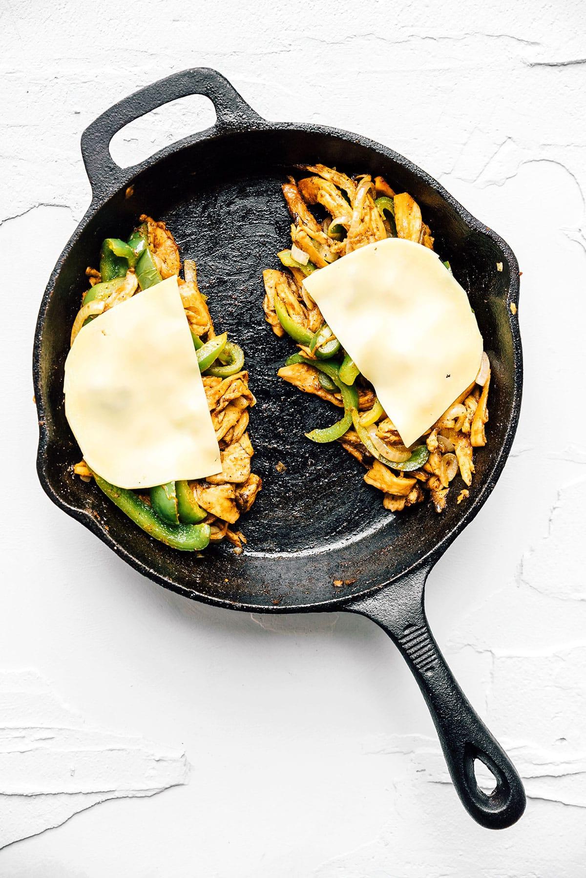 Vegetarisches Cheesesteak wird in einer gusseisernen Pfanne fertiggestellt.