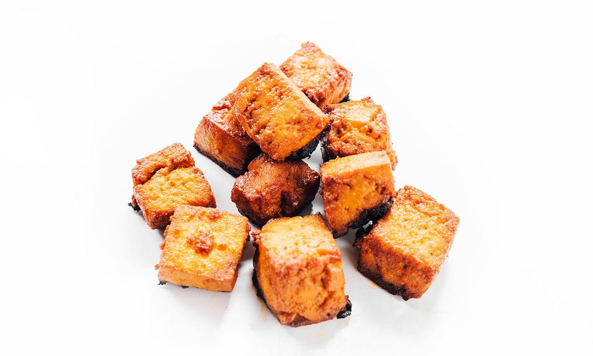 Wie man Tofu mariniert (8 Geschmacksrichtungen!) 9 Gekochte Tofu-Würfel mit rauchiger Bacon-Marinade.