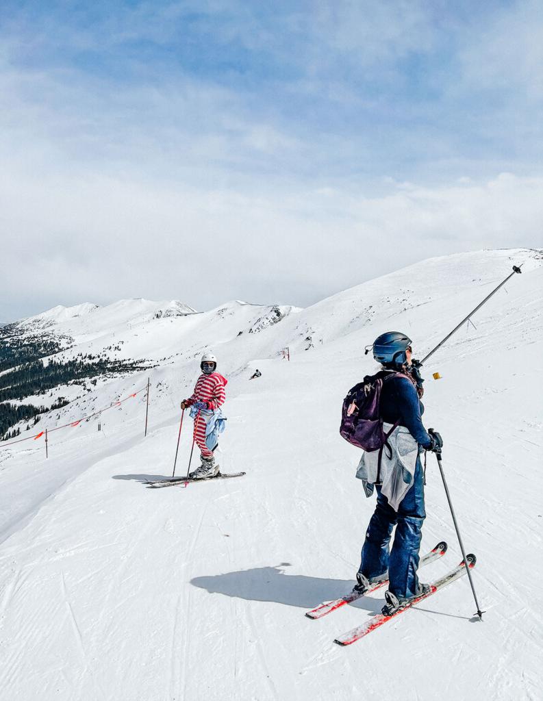 Skifahrer fährt durch den Schnee