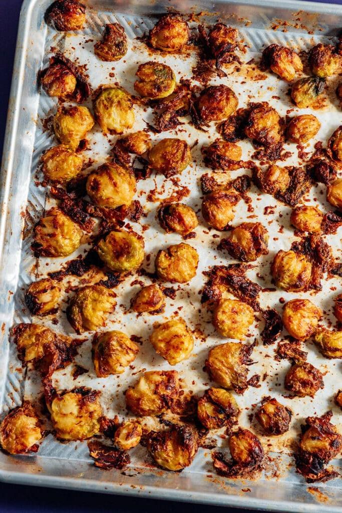 TikTok-viraler knuspriger zerdrückter Rosenkohl 9 Knusprig gebackener zerdrückter Rosenkohl auf einem Backblech nach dem Backen.
