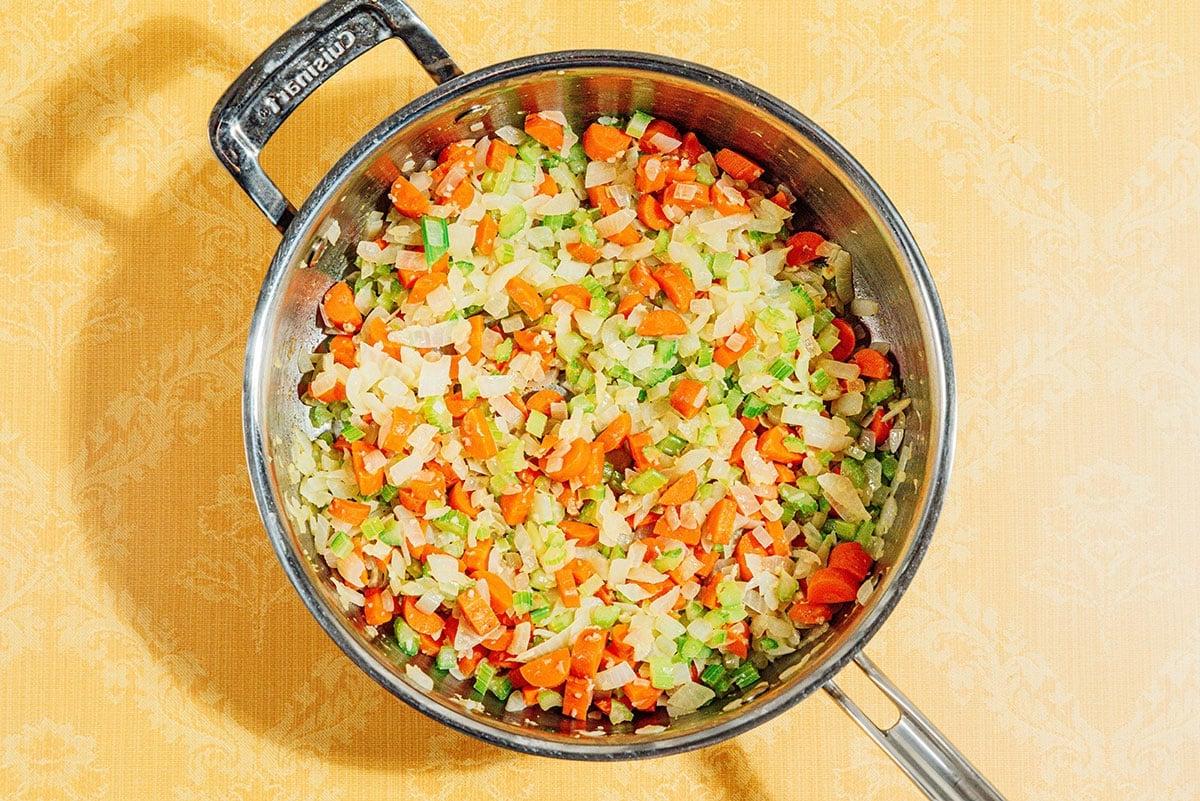 Mirepoix in einer Pfanne.