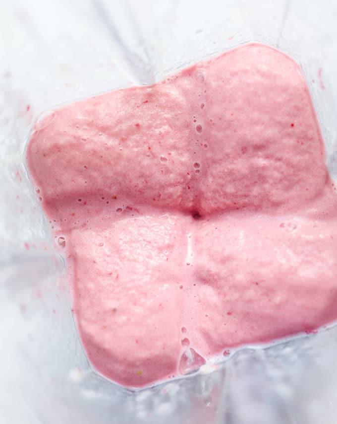 Erdbeer-Bananen-Smoothie in einem Mixer