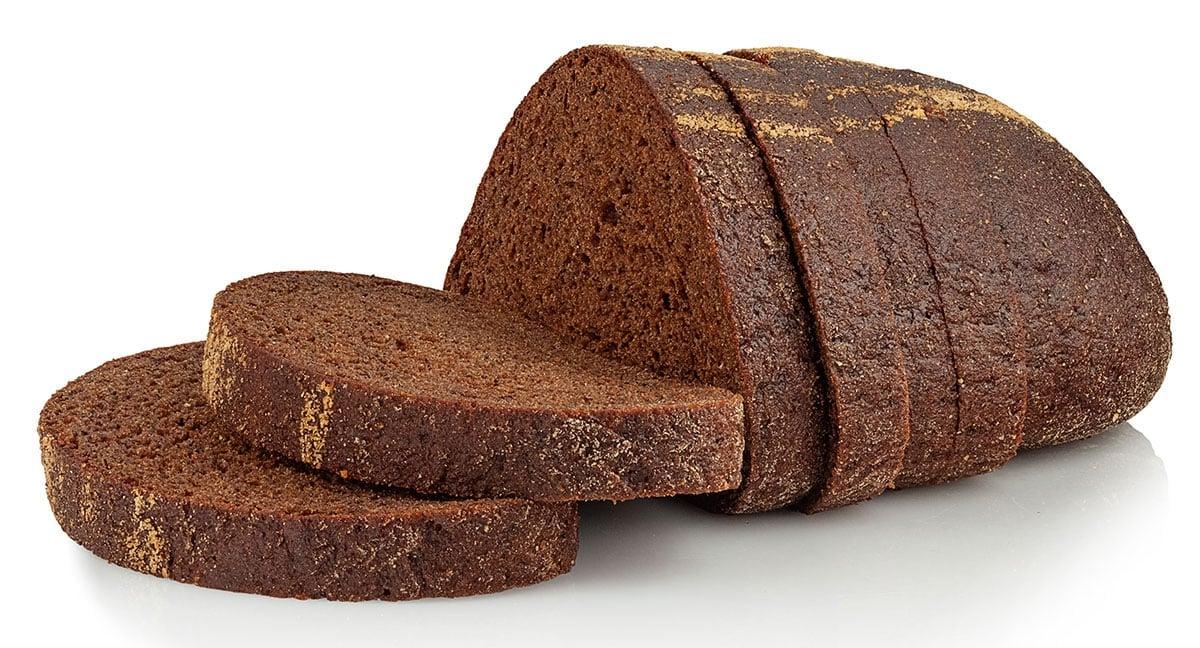 17 Beste Brote für Grilled Cheese (Der ultimative Leitfaden) 9 Geschnittenes Roggenbrot auf weißem Hintergrund.