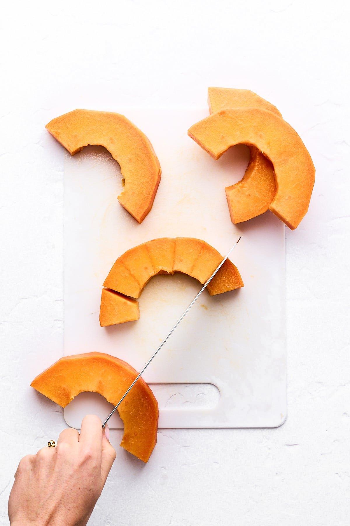 Papaya schneiden 9 Eine Papayascheibe in Würfel schneiden.