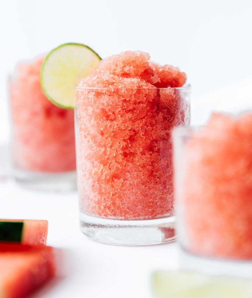Einfache Wassermelonen-Granita 9 Glas mit Wassermelonen-Granita und einer Limettenscheibe, bereit zum Servieren