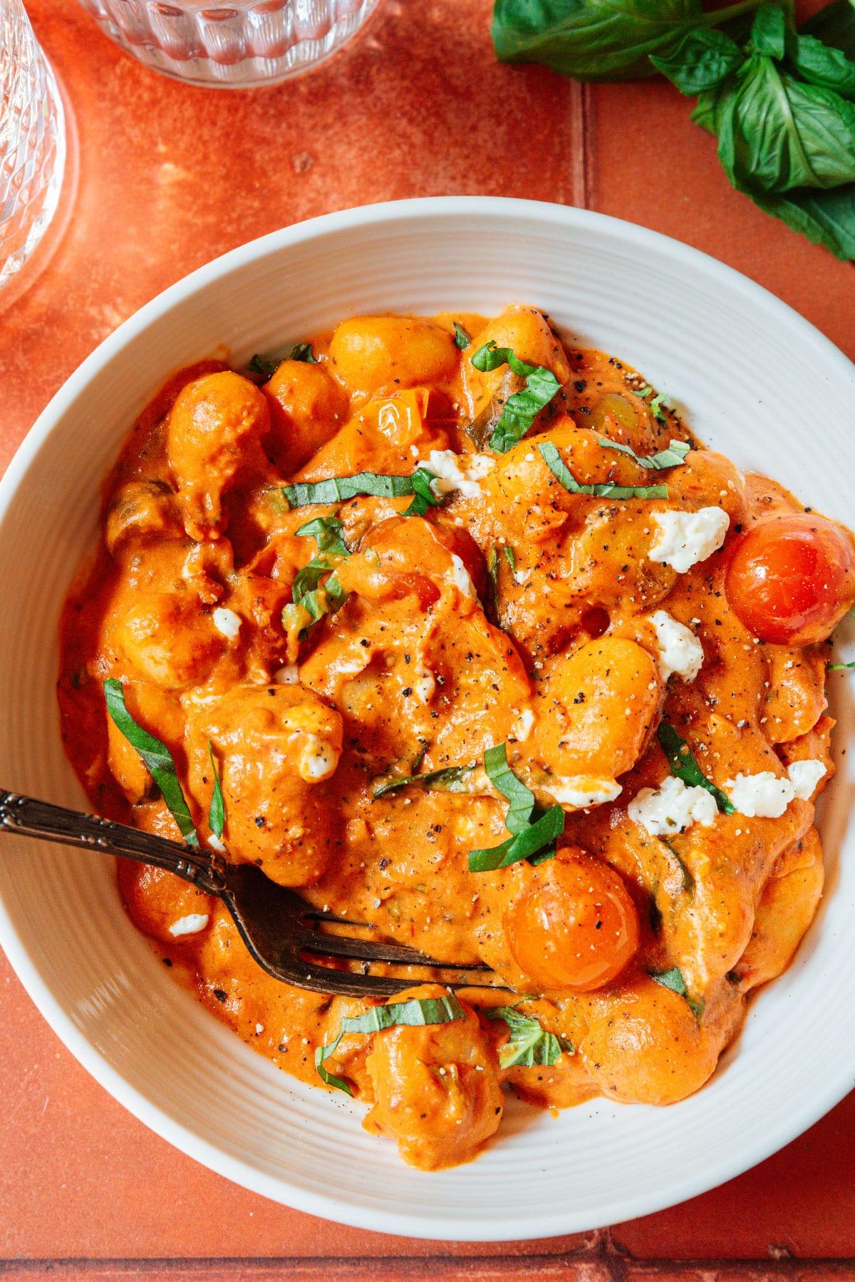 **Gebackene Boursin-Gnocchi** 9 Schüssel mit Ofen-Gnocchi.