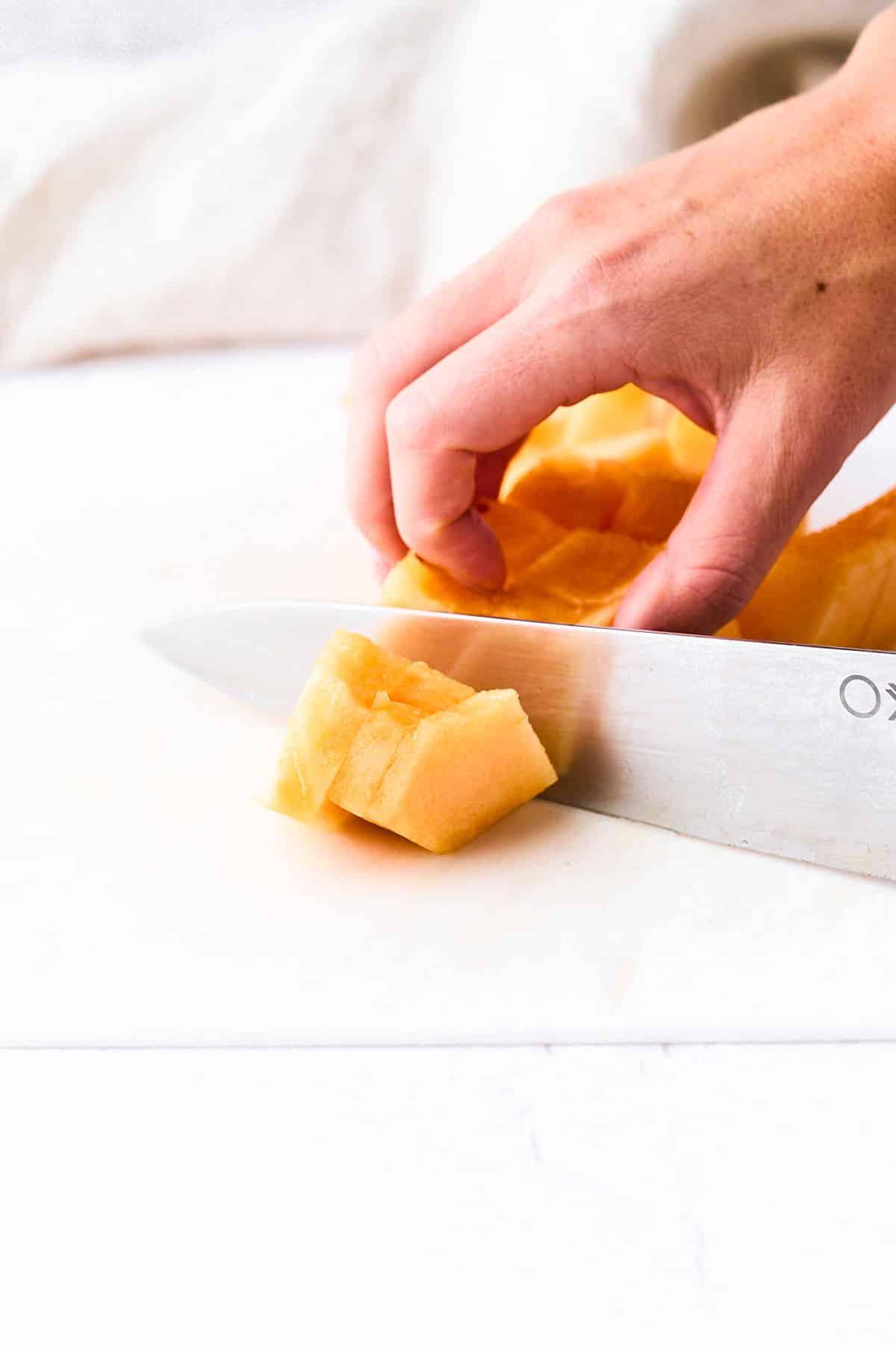 Wie man eine Cantaloupe schneidet (Ohne einen Finger zu verlieren!) 9 Eine Kantalupemelone in Würfel schneiden.