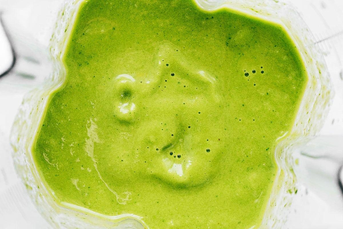 Grüner Smoothie im Mixer.