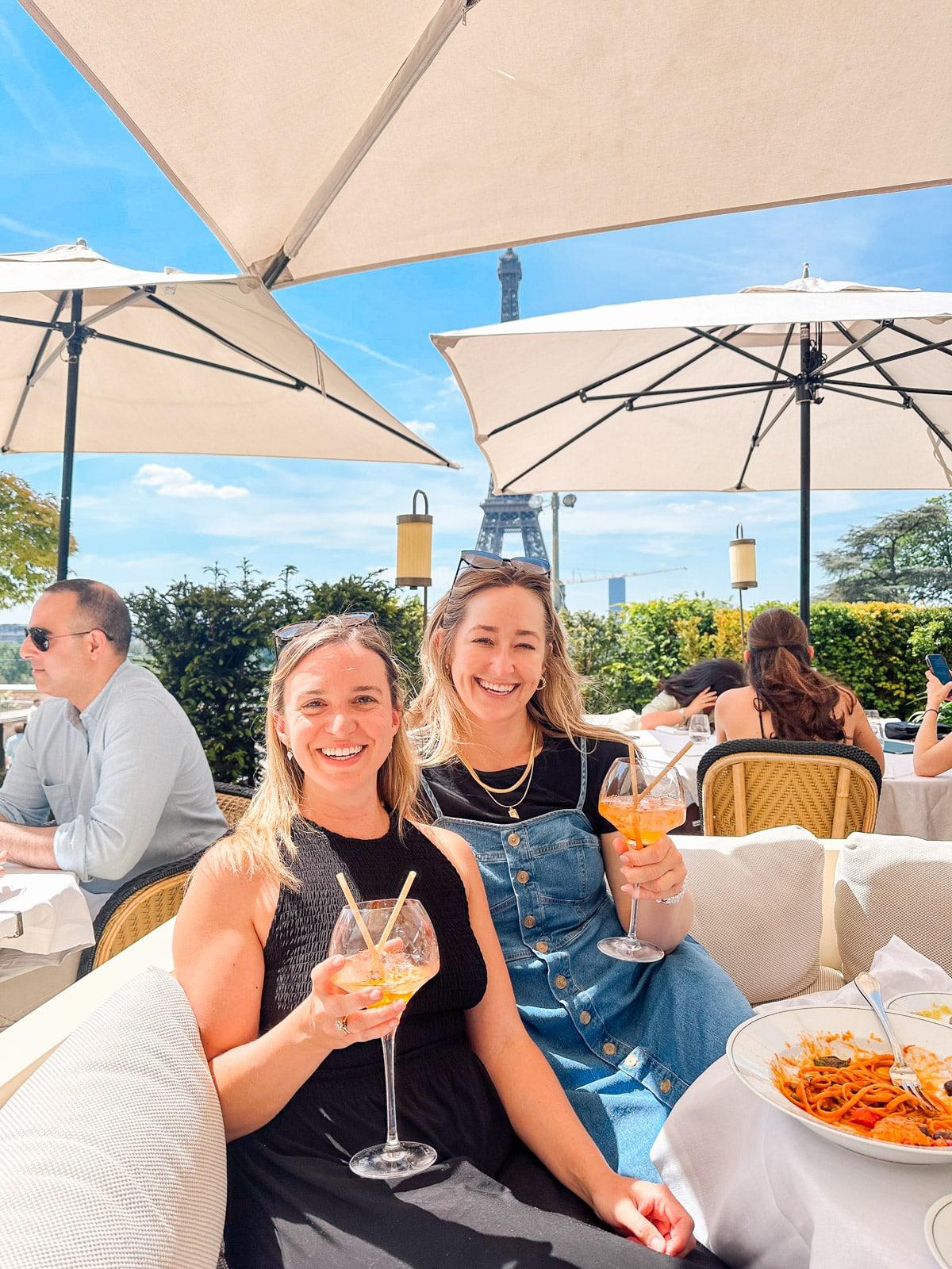 Ein Feinschmecker in Frankreich 9 Restaurant Giraffe mit Blick auf den Eiffelturm, Tische und Stühle auf einer Terrasse.