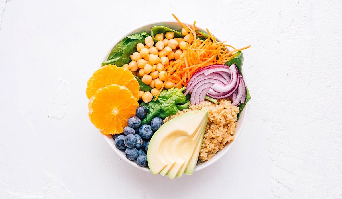 **Wie man eine Buddha Bowl zusammenstellt** 9 Buddha Bowl Rezept mit Obst und Gemüse in einer Schüssel