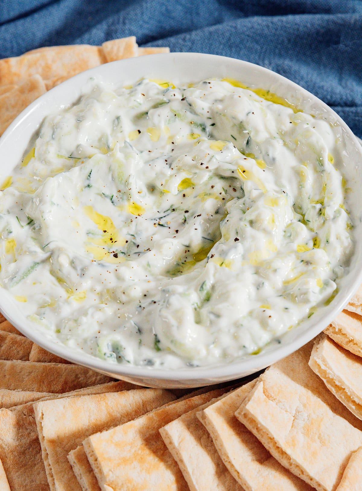 Vegetarische 31-Tage-Herausforderung 9 Tzatziki-Dip in einer Schale.