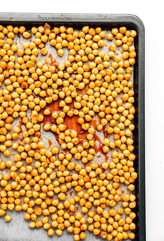 Kichererbsen auf einem Backblech, fertig geröstet