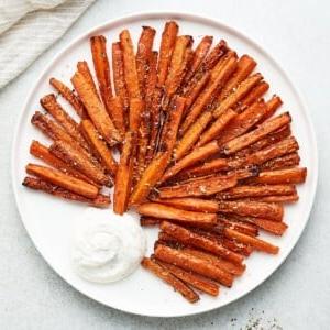 Knusprige Karotten-Pommes aus der Heißluftfritteuse 9 Nahaufnahme von knusprigen Karotten-Pommes aus der Heißluftfritteuse.