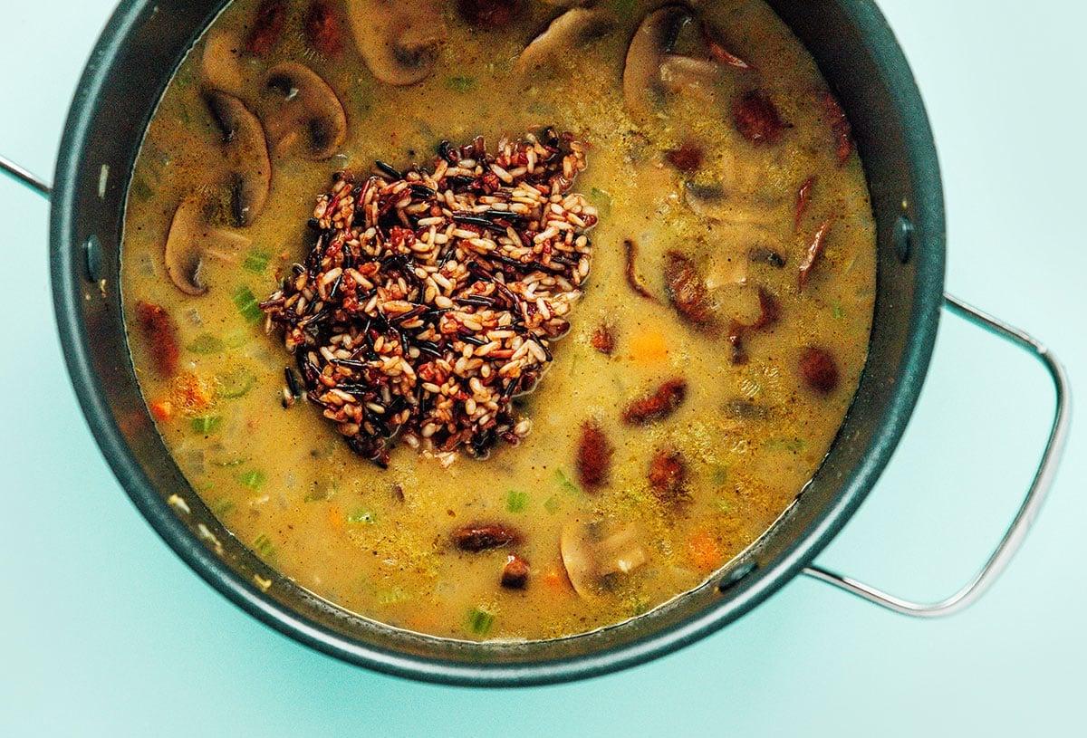 Cremige Vegane Wildreissuppe 9 Wildreissuppe in einem Topf
