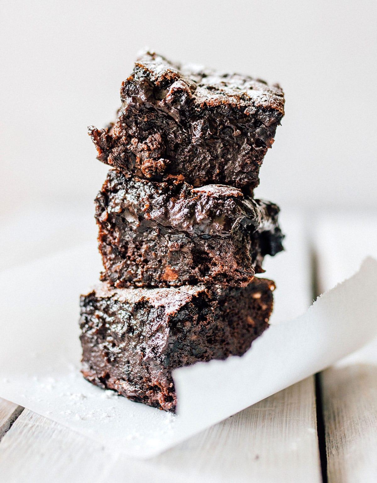 Saftige Schwarze-Bohnen-Brownies 9 Nahaufnahme von drei gestapelten Schwarzen Bohnen Brownies.
