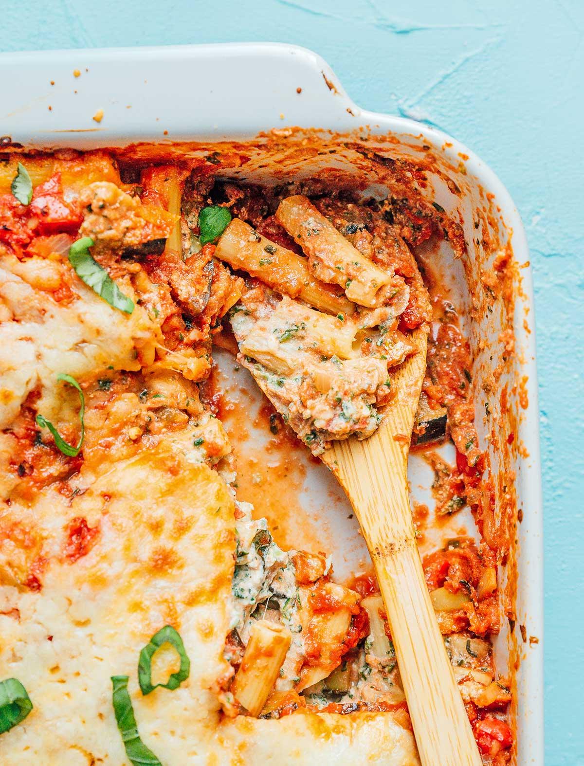 Einfaches vegetarisches Ziti-Auflauf-Rezept (Gemüsereich!) 9 Eine Auflaufform, gefüllt mit gebackenem Ziti
