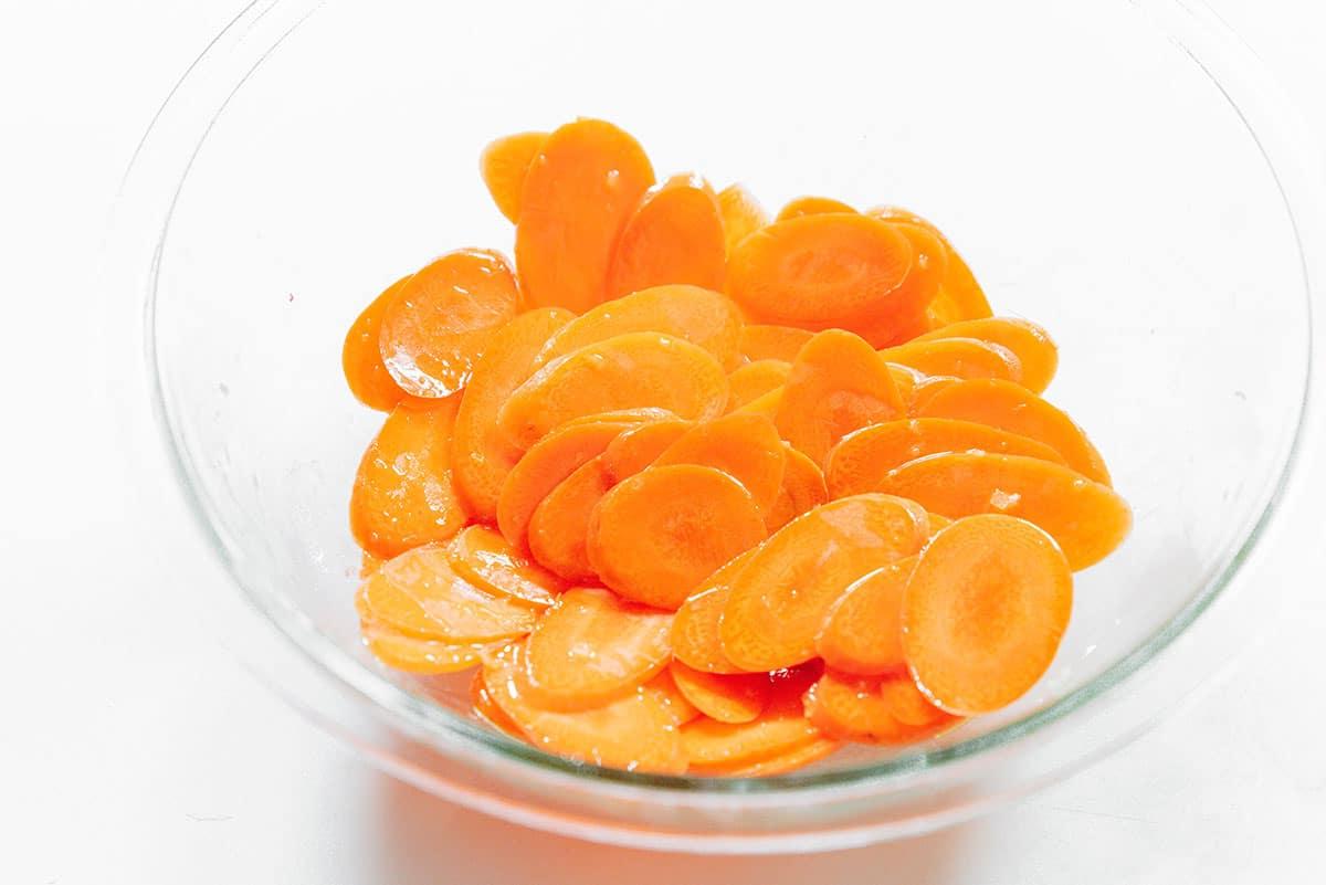 Ofengebackene Karotten-Chips 9 Geschnittene Karotten in einer Schüssel.