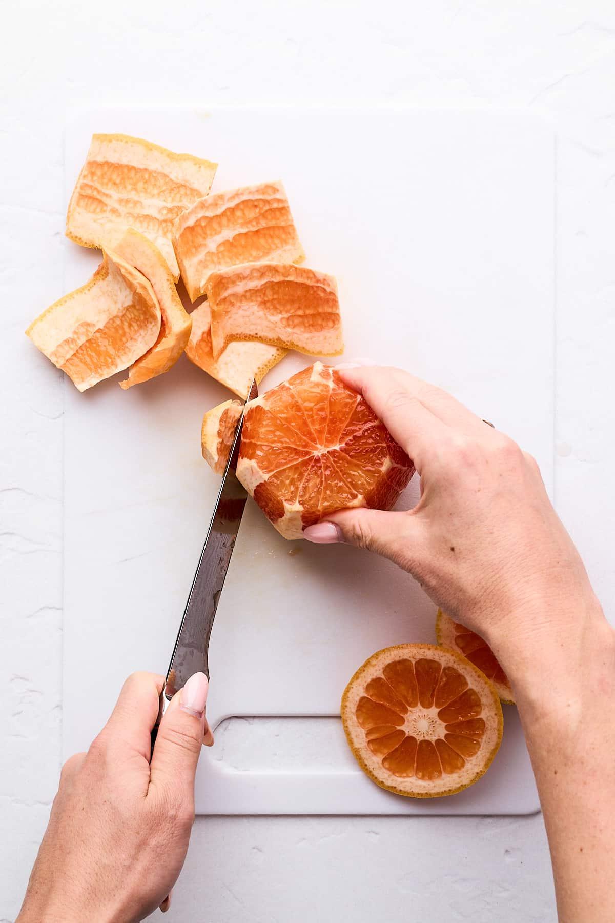Wie man eine Grapefruit schneidet 9 Grapefruit-Schale entfernen.