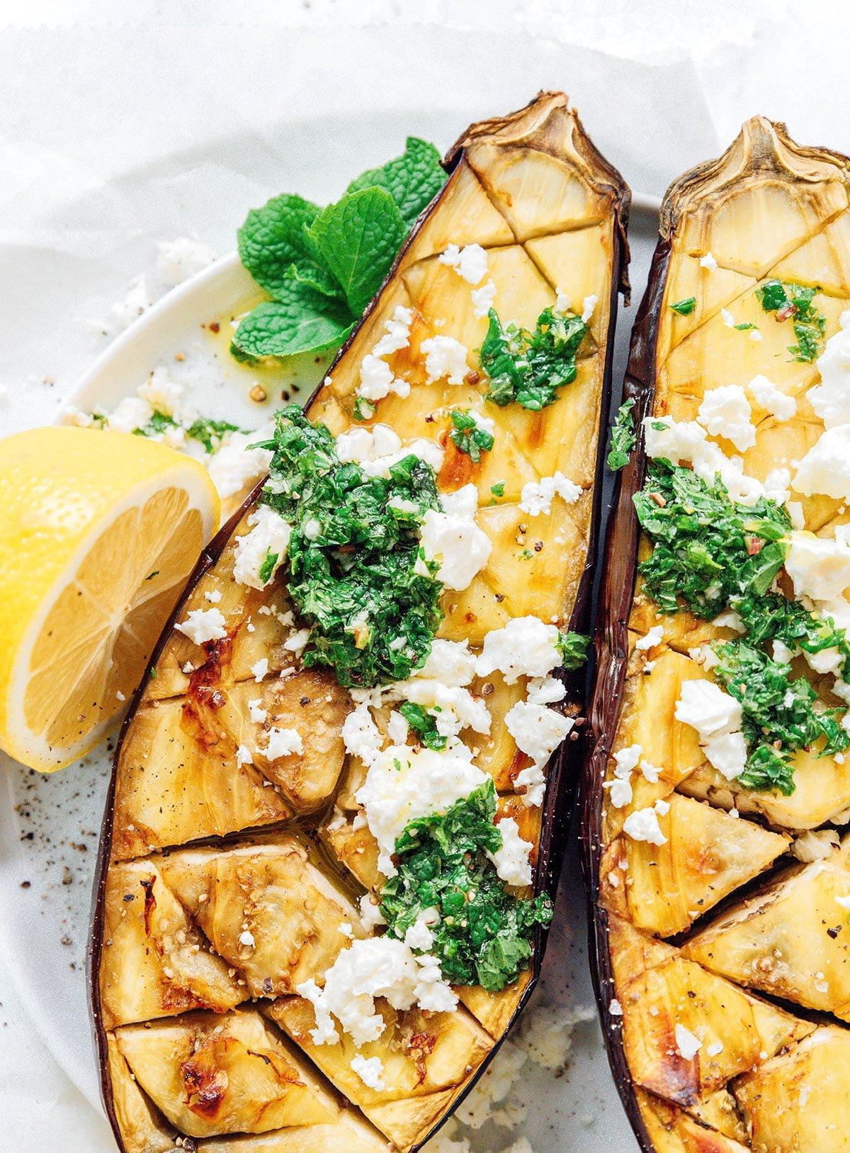 Geröstete Aubergine mit Feta-Minz-Soße 9 Geröstete Aubergine aufgeschnitten mit Feta und Minze.