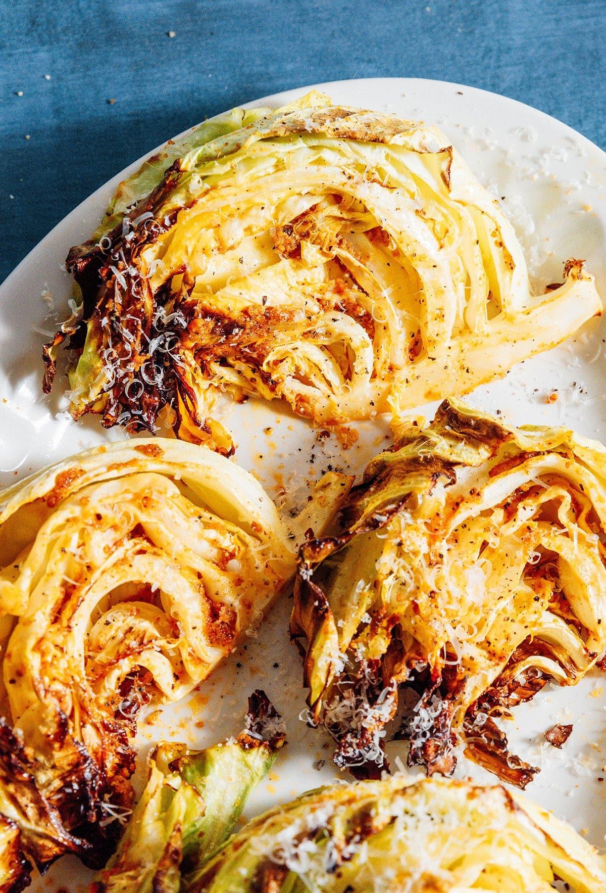 Einfacher Heißluftfritteusen-Kohl 9 Kohlspalten aus der Heißluftfritteuse auf einer Platte angerichtet.