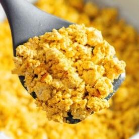 **10 Arten, Hummus zu essen (+ Rezepte!)** 9 Rührei aus Tofu auf einem Pfannenwender.