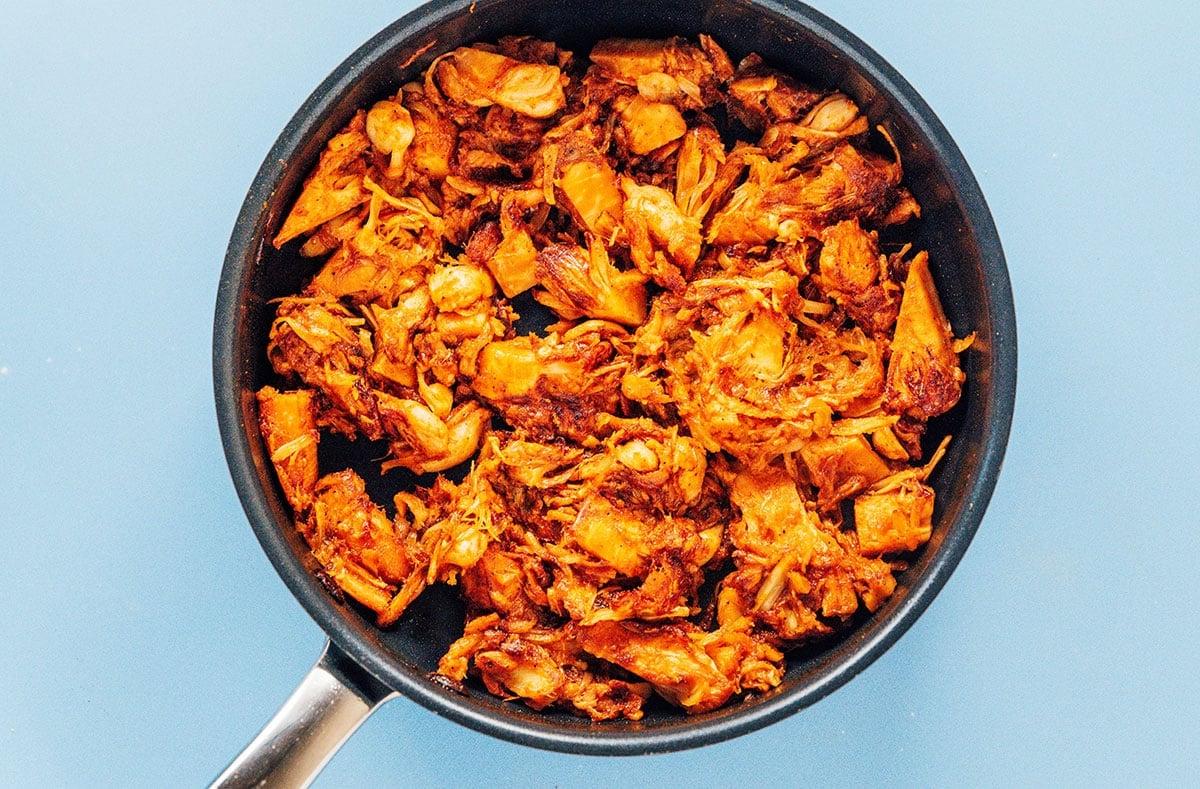 BBQ Jackfrucht Pulled Pork (Fertig in 30 Minuten) 9 BBQ Jackfrucht in einer Bratpfanne.