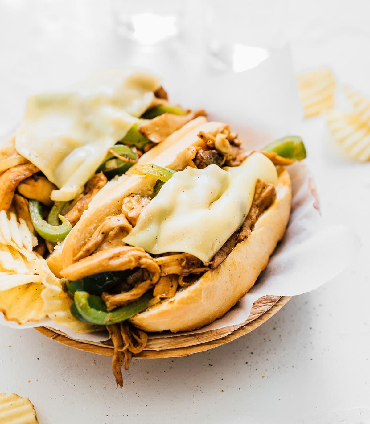 Ein fertiges veganes Philly Cheesesteak mit Pilzen.