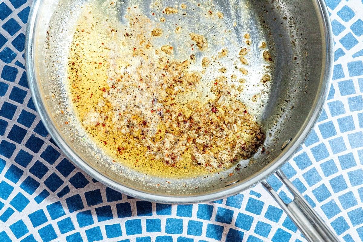 Knoblauch und Butter in einer Pfanne