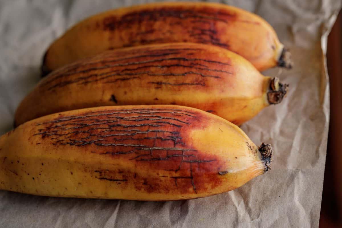 17 Früchte, die mit F anfangen (Mit Fotos!) 10 Fe'i Banane auf einem Tablett.
