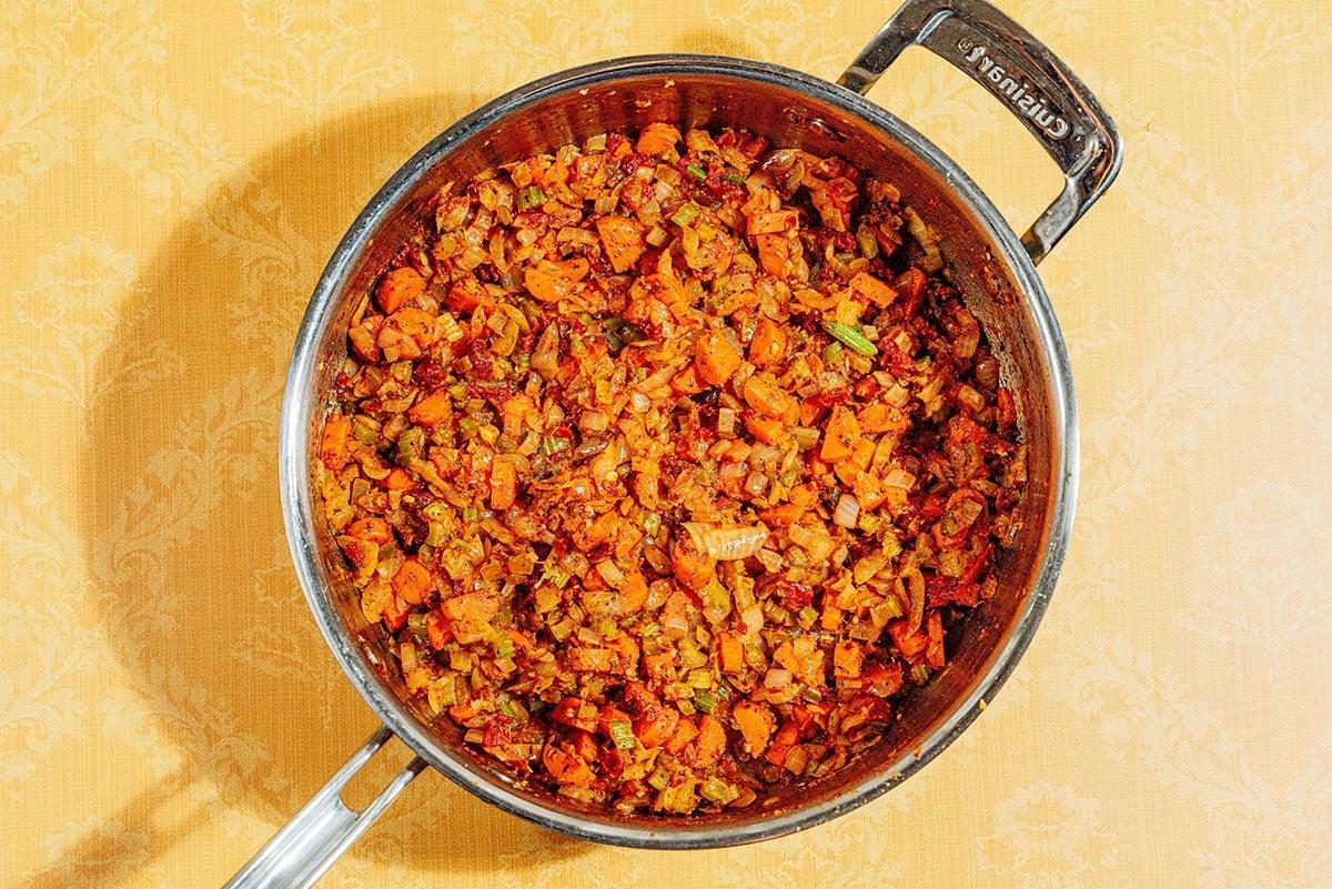 Geschmacksbasis für toskanische weiße Bohnensuppe in einer Pfanne.