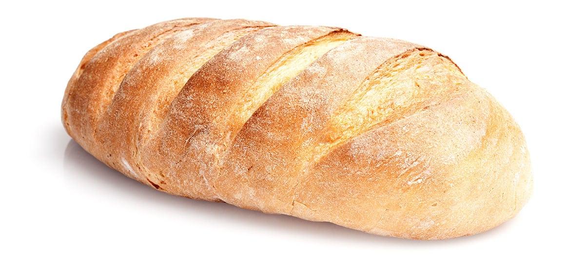 17 Beste Brote für Grilled Cheese (Der ultimative Leitfaden) 10 Französisches Brot auf weißem Hintergrund.
