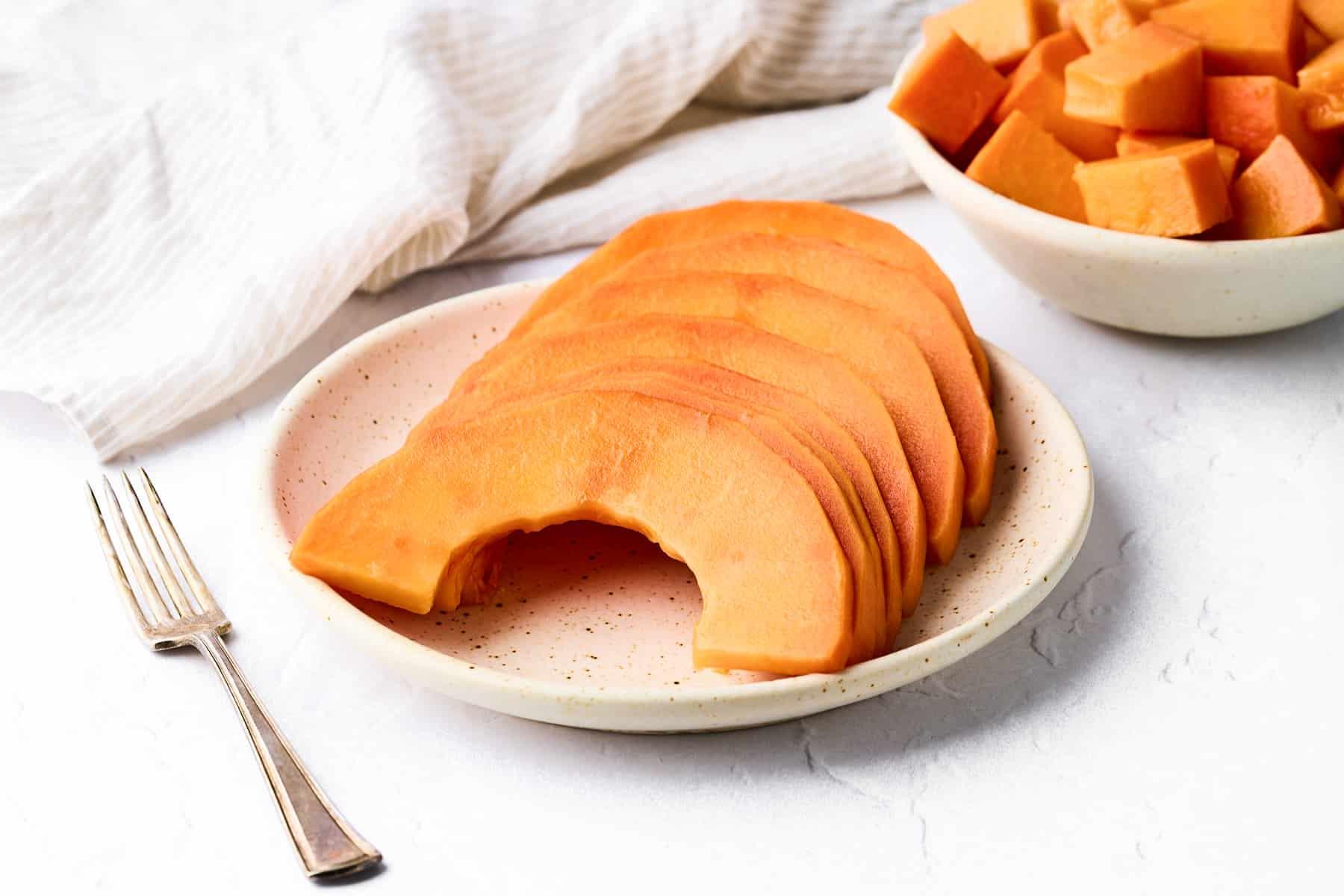 Papaya schneiden 10 Geschnittene Papaya auf einem Teller.