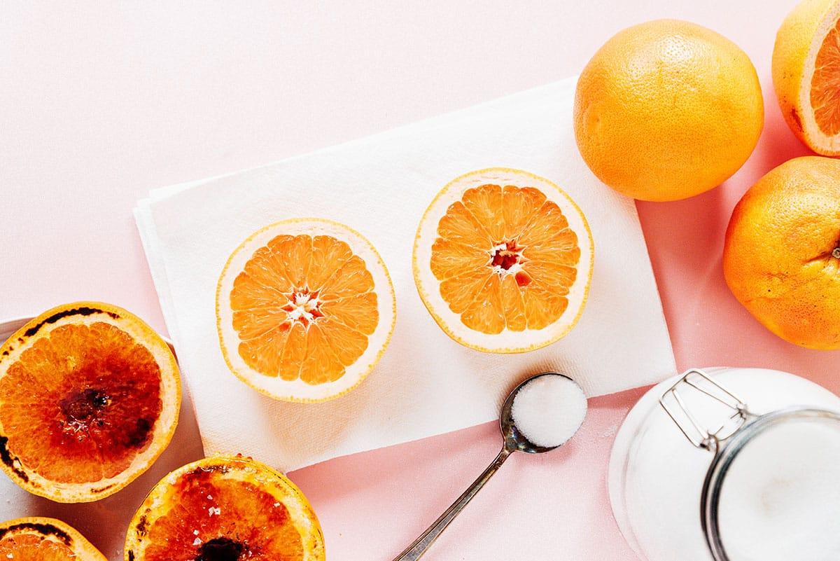 17 Frühlingsfrüchte, die man diese Saison essen sollte 10 Grapefruit auf einem Schneidebrett mit Zucker.
